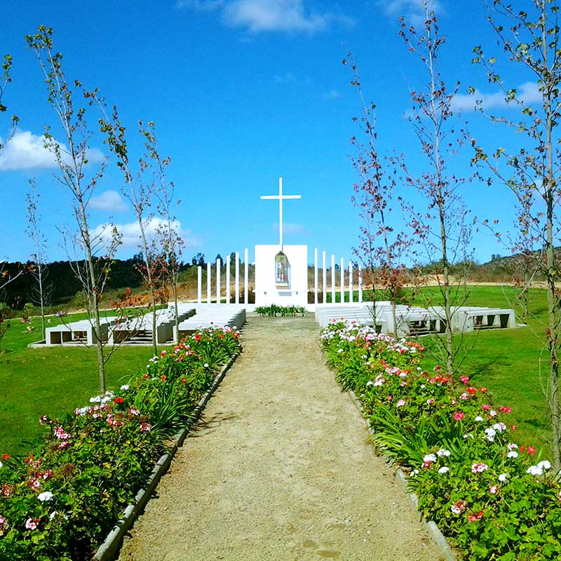 Panorámica del sector denominado Jardines San Expedito en el cementerio parque Sendero Villa Alemana