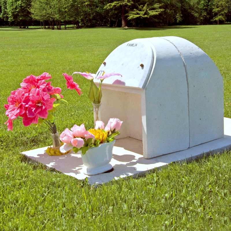 Lápida de tipo sepultura Nuestra Familia en Cementerio parque Sendero